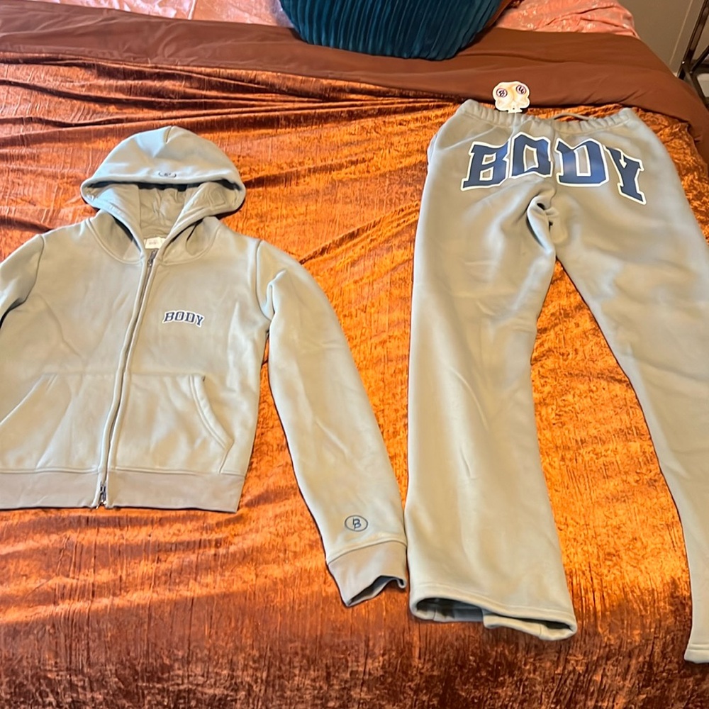 Body by Tracy 2 piece sweat suit. Hoodie amd sweats!